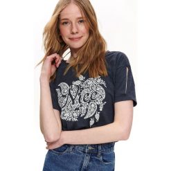 T-shirt krótki rękaw damski z nadrukiem. Szare t-shirty damskie Top Secret, z nadrukiem, bez kołnierzyka. Za 29,99 zł.