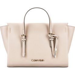 Calvin Klein Avant Small Torebka Beżowy. Brązowe torebki klasyczne damskie Calvin Klein, w paski, z materiału, bez dodatków. Za 688,95 zł.