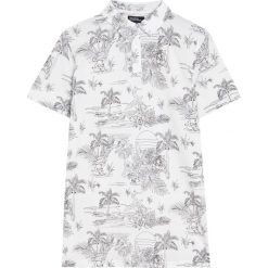 Koszulka polo z krótkim rękawem i nadrukiem all over. Białe koszulki męskie Pull&Bear, m, z nadrukiem, z krótkim rękawem. Za 59,90 zł.