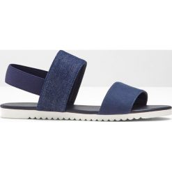 Sandały bonprix niebieski dżins. Niebieskie sandały damskie bonprix, bez wzorów, bez obcasa, bez zapięcia. Za 54,99 zł.
