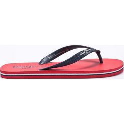 Pepe Jeans - Japonki Swimming. Czerwone kapcie męskie Pepe Jeans, z jeansu, bez zapięcia. W wyprzedaży za 69,90 zł.