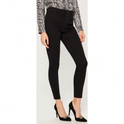 Jeansy skinny z wysokim stanem - Czarny. Czarne spodnie damskie z wysokim stanem marki Mohito, z jeansu. Za 99,99 zł.