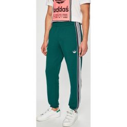 Adidas Originals - Spodnie. Zielone spodnie męskie adidas Originals, na co dzień, xl, bez wzorów, z bawełny, casualowe. Za 269,90 zł.