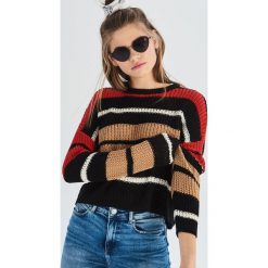 Sweter w kolorowe paski - Wielobarwn. Czarne swetry damskie marki Sinsay, s, w paski, bez rękawów, bez kaptura. Za 39,99 zł.