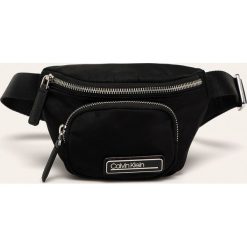 Calvin Klein - Nerka. Czarne nerki damskie Calvin Klein, w paski, ze skóry ekologicznej, małe, bez dodatków. Za 269,90 zł.