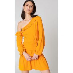NA-KD Boho Sukienka z odkrytymi ramionami - Orange. Pomarańczowe sukienki damskie NA-KD Boho, bez wzorów, z tkaniny, boho, z asymetrycznym kołnierzem, bez rękawów, asymetryczne. Za 56,95 zł.