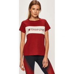 Tommy Sport - T-shirt. Czerwone topy sportowe damskie Tommy Sport, s, z nadrukiem, z bawełny, z krótkim rękawem. W wyprzedaży za 129,90 zł.