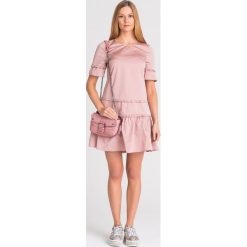 SUKIENKA Twinset. Różowe sukienki damskie Twinset, na imprezę, z haftami, z okrągłym kołnierzem, bez rękawów, mini, rozkloszowane. Za 566,30 zł.