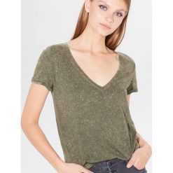 Bawełniana koszulka z błyszczącą aplikacją - Khaki. Brązowe koszulki damskie Mohito, xl, z aplikacjami, z bawełny, bez kołnierzyka. W wyprzedaży za 14,99 zł.