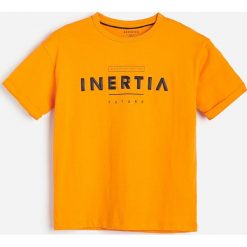 Bawełniany t-shirt z nadrukiem 3d - Pomarańczowy. Pomarańczowe t-shirty męskie Reserved, z nadrukiem, z bawełny, bez kołnierzyka. Za 39,99 zł.