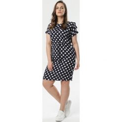 Granatowa Sukienka Teigan. Niebieskie sukienki damskie Born2be, plus size, w grochy, klasyczne, z klasycznym kołnierzykiem, plus size, z krótkim rękawem, krótkie, mini. Za 59,99 zł.
