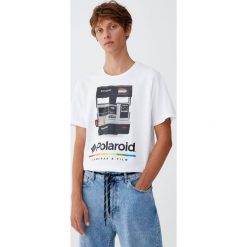Koszulka Polaroid z aparatem. Czarne koszulki męskie Pull&Bear, m, bez wzorów, bez kołnierzyka, z krótkim rękawem, krótkie. Za 69,90 zł.