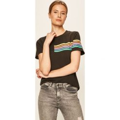 Wrangler - T-shirt. Czarne bluzki damskie Wrangler, s, z nadrukiem, z bawełny, casualowe, z okrągłym kołnierzem. W wyprzedaży za 89,90 zł.