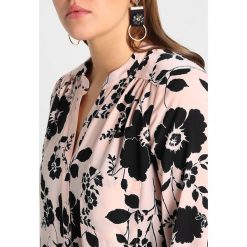 Bluzki asymetryczne: Dorothy Perkins Curve BUTTON FRONT Bluzka ivory base with mixed black disty and large spot
