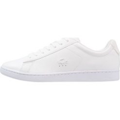 Lacoste CARNABY EVO Sneakersy niskie white. Białe sneakersy męskie marki Lacoste, bez wzorów, ze skóry, bez zapięcia. Za 459,00 zł.