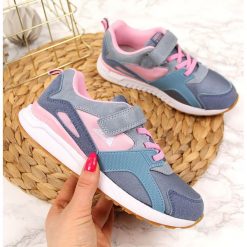 Buty sportowe dziewczęce na rzep niebieskie American Club - niebieski. Niebieskie buty dziewczęce sportowe American CLUB, bez wzorów, bez zapięcia. Za 89,99 zł.