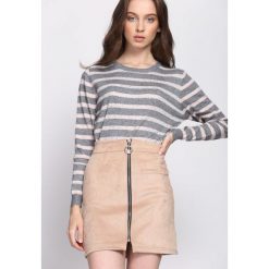 Szaro-Różowy Sweter Can't Buy Me Love. Czerwone swetry klasyczne damskie Born2be, l, z okrągłym kołnierzem. Za 54,99 zł.