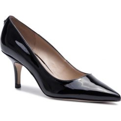 Szpilki GUESS - Dessie4 FL7DES PAT08 BLACK. Czarne półbuty damskie Guess, z aplikacjami, ze skóry ekologicznej, bez obcasa, na obcasie, bez zapięcia. W wyprzedaży za 429,00 zł.