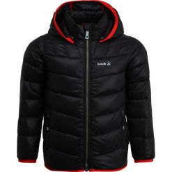 Kamik PERCY Kurtka puchowa black/fireball. Czarne kurtki sportowe męskie marki Kamik, z nylonu. W wyprzedaży za 189,50 zł.