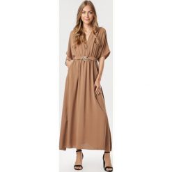 Camelowa Sukienka Kleomene. Brązowe sukienki damskie Born2be, na lato, uniwersalny, bez wzorów, bez kołnierzyka, bez rękawów. W wyprzedaży za 159,99 zł.