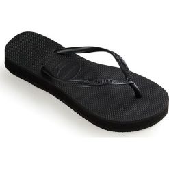 Havaianas - Japonki. Czarne klapki damskie Havaianas, bez wzorów, z materiału, bez obcasa, na obcasie. W wyprzedaży za 109,90 zł.