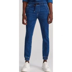 Spodnie jeansowe jogger - Granatowy. Niebieskie spodnie męskie Reserved, m, bez wzorów, z jeansu. Za 129,99 zł.