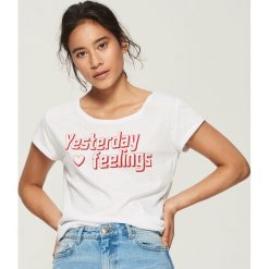 T-shirt z napisem - Biały. Białe t-shirty damskie Sinsay, l, z napisami. Za 12,99 zł.