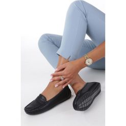 Czarne Mokasyny Casu T19X3/b. Czarne mokasyny damskie Casu, bez wzorów, bez obcasa, bez zapięcia. W wyprzedaży za 58,99 zł.