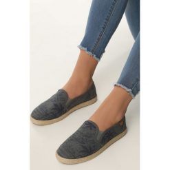 Czarne Espadryle Palm Beach. Czarne espadryle damskie Born2be, z nadrukiem, bez obcasa, na płaskiej podeszwie. Za 39,99 zł.