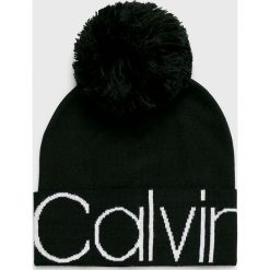 Calvin Klein - Czapka. Czarne czapki zimowe damskie Calvin Klein, na zimę, z dzianiny. Za 179,90 zł.