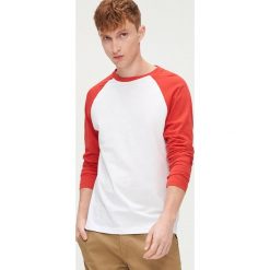 Koszulka basic baseball - Czerwony. Czerwone koszulki męskie Cropp, s, bez wzorów, bez kołnierzyka, długie. W wyprzedaży za 19,99 zł.