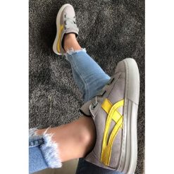 Buty sportowe damskie SHERA GREY. Szare buty sportowe damskie Buty sportowe damskie SHERA GREY, bez wzorów, sportowe. W wyprzedaży za 79,00 zł.