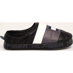 Tommy Hilfiger - Kapcie. Niebieskie kapcie męskie TOMMY HILFIGER, z gumy. W wyprzedaży za 159,90 zł.