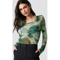NA-KD Trend Printed Deep Round Neck Mesh Top - Green. Zielone topy damskie marki NA-KD Trend, bez wzorów, z tkaniny, z okrągłym kołnierzem. Za 92,95 zł.