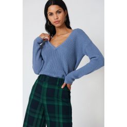 Swetry oversize damskie: Josefin Ekström for NA-KD Sweter z głębokim dekoltem V – Blue
