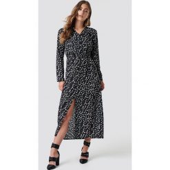 Rut&Circle Długa sukienka w kropki - Black. Czarne długie sukienki Rut&Circle, w kropki, dekolt w kształcie v, z długim rękawem. Za 202,95 zł.