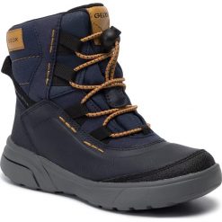 Śniegowce GEOX - J Sveggen B Abx A J947UA 0MEFU C4229 S Navy/Dk Yellow. Niebieskie śniegowce chłopięce Geox. W wyprzedaży za 259,00 zł.