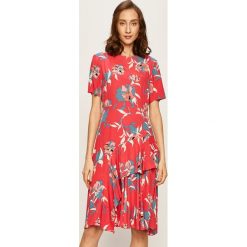 Calvin Klein - Sukienka. Pomarańczowe sukienki damskie Calvin Klein, na co dzień, w kwiaty, z poliesteru, casualowe, z okrągłym kołnierzem, z krótkim rękawem, krótkie, mini, rozkloszowane. Za 649,90 zł.
