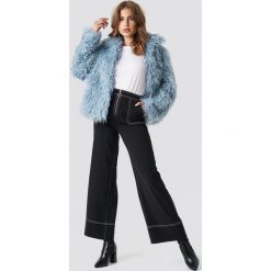 NA-KD Krótka kurtka sztuczne futro - Blue. Niebieskie kurtki damskie NA-KD, z haftami, z materiału, krótkie, bez kaptura. W wyprzedaży za 141,97 zł.