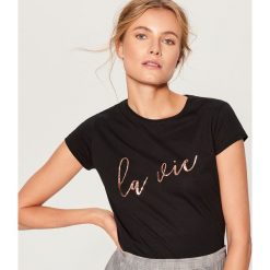 Koszulka z połyskującym nadrukiem - Czarny. Czarne t-shirty damskie marki Mohito, m, z nadrukiem. Za 29,99 zł.