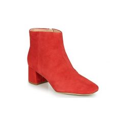 Botki Clarks SHEER FLORA. Czerwone botki damskie Clarks, bez obcasa, bez zapięcia. W wyprzedaży za 447,20 zł.