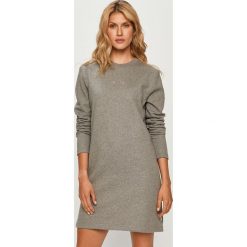 Calvin Klein - Sukienka. Czarne sukienki damskie Calvin Klein, na co dzień, s, bez wzorów, z bawełny, casualowe, z okrągłym kołnierzem, z długim rękawem, długie, mini, proste. Za 539,90 zł.