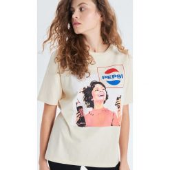 Koszulka vintage Pepsi-Cola - Kremowy. Białe koszulki damskie Cropp, s, bez wzorów, vintage, bez kołnierzyka, bez rękawów. Za 49,99 zł.