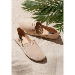 Beżowe Espadryle Mooch. Brązowe espadryle damskie Renee, z aplikacjami, bez obcasa, na płaskiej podeszwie. Za 89,99 zł.