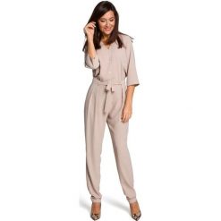 Kombinezon ze stójką i paskiem - beżowy. Brązowe kombinezony damskie Style, do pracy, s, bez wzorów, z elastanu, eleganckie, ze stójką, bez rękawów, długie. W wyprzedaży za 197,00 zł.