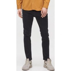 Jeansy carrot - Czarny. Czarne jeansy męskie Cropp, bez wzorów. Za 109,99 zł.
