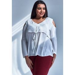 Nowoczesna bluzka w kolorze ECRU z wiązaniem duże rozmiary OVERSIZE PLUS SIZE WIOSNA. Czerwone bluzki dziewczęce Moda Size Plus Iwanek, na wiosnę, z aplikacjami, z elastanu, z klasycznym kołnierzykiem, bez rękawów, bez kaptura. Za 119,90 zł.