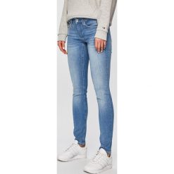 Tommy Jeans - Jeansy Sophie. Niebieskie jeansy damskie Tommy Jeans, bez wzorów, z elastanu, z obniżonym stanem. Za 449,90 zł.