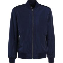 Club Monaco SPRING Kurtka Bomber deep sapphire. Niebieskie kurtki męskie marki Club Monaco, m, bez wzorów, z poliesteru, bez kaptura. W wyprzedaży za 419,60 zł.