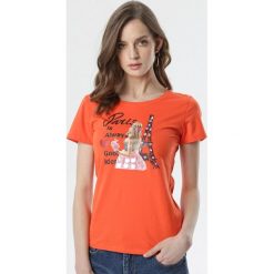 Pomarańczowy T-shirt Helia. Pomarańczowe bluzki damskie Born2be, s, z nadrukiem, klasyczne, z klasycznym kołnierzykiem, z krótkim rękawem. Za 49,99 zł.